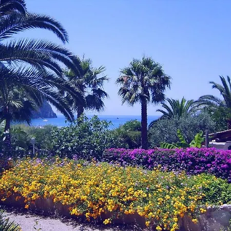 Hotell Semiramis De Charme & Pools 3*