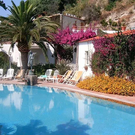 Semiramis De Charme & Pools Hotell 3*