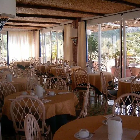 Semiramis De Charme & Pools Hotel 3*